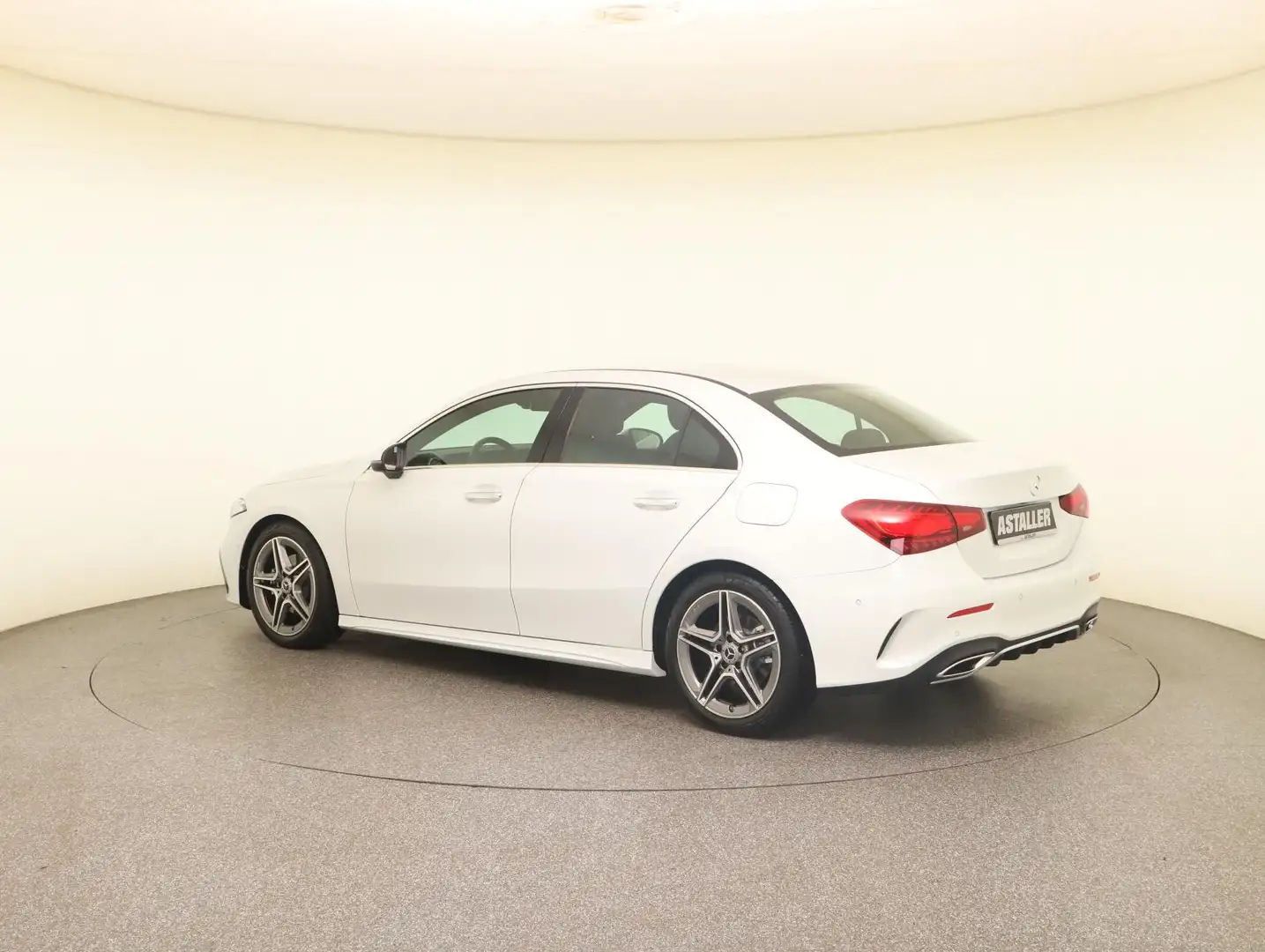 Mercedes-Benz A 200 Limousine AMG Line Led+Winterp+AdvancePlus Weiß - 2