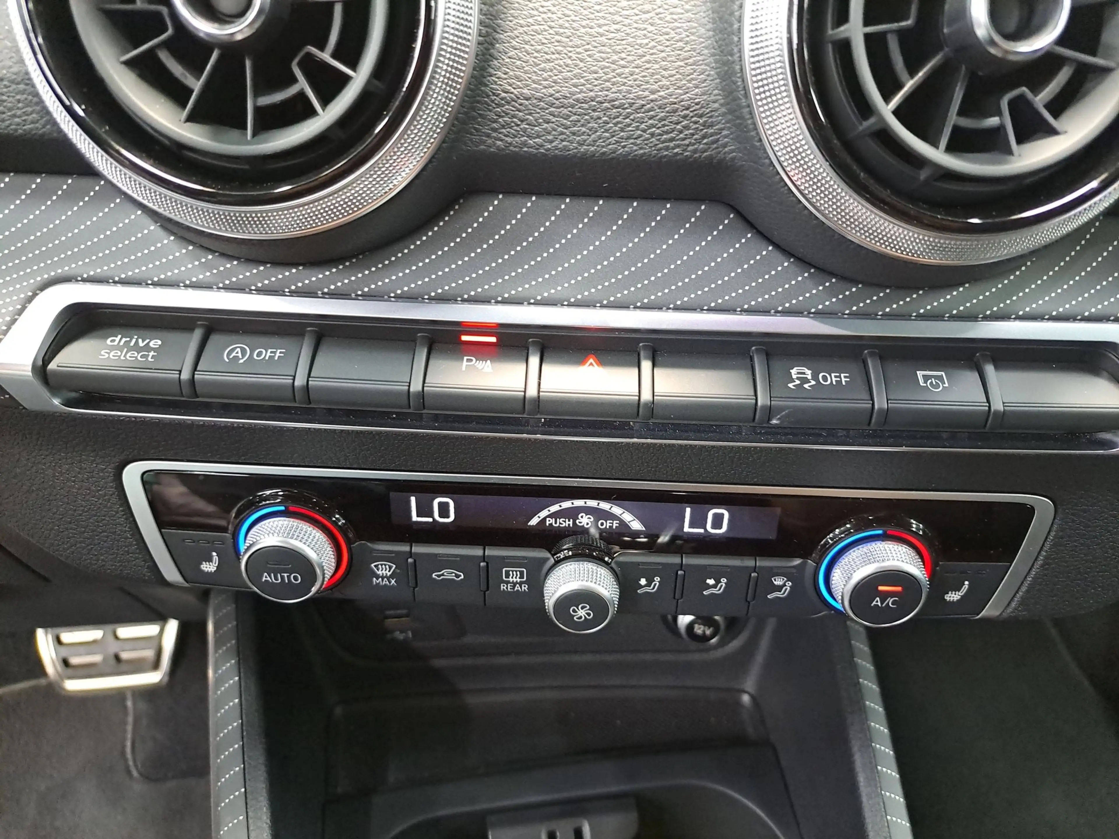 Audi SQ2 TFSI quattro S tronic NAVI RFK PANO ACC — photo 21