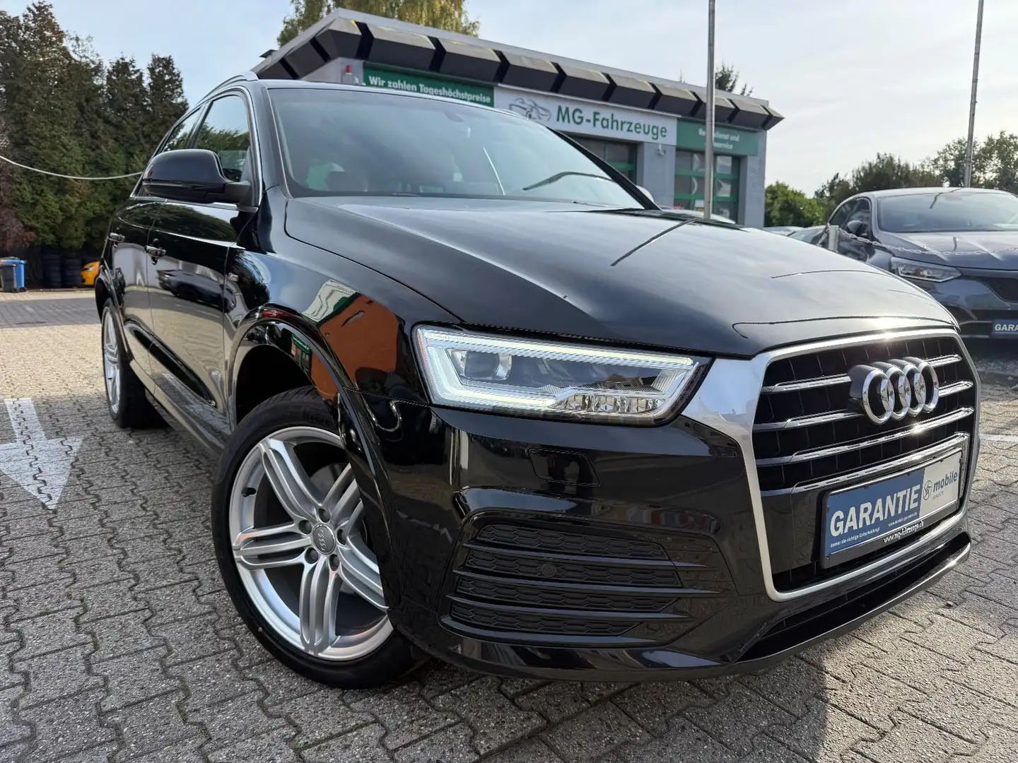 Audi Q3 1.4 TFSI S-LINE 1-Hand Navi Xenon 19 Zoll Schwarz - 1