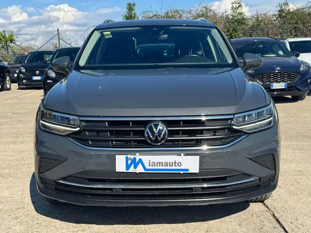 Volkswagen Tiguan view 3