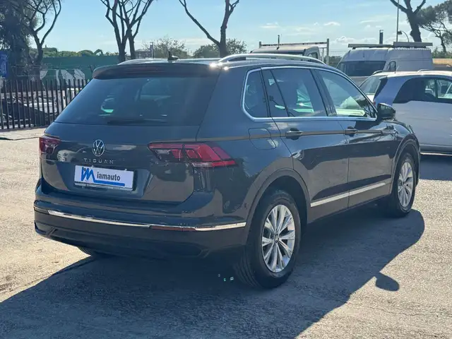 Volkswagen Tiguan view 4