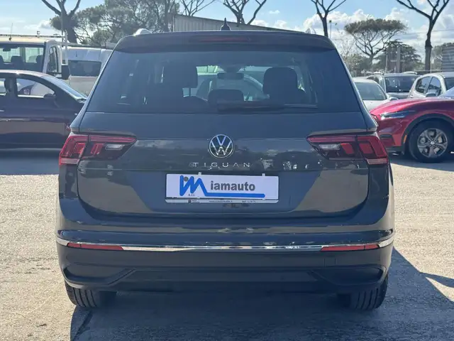 Volkswagen Tiguan view 5