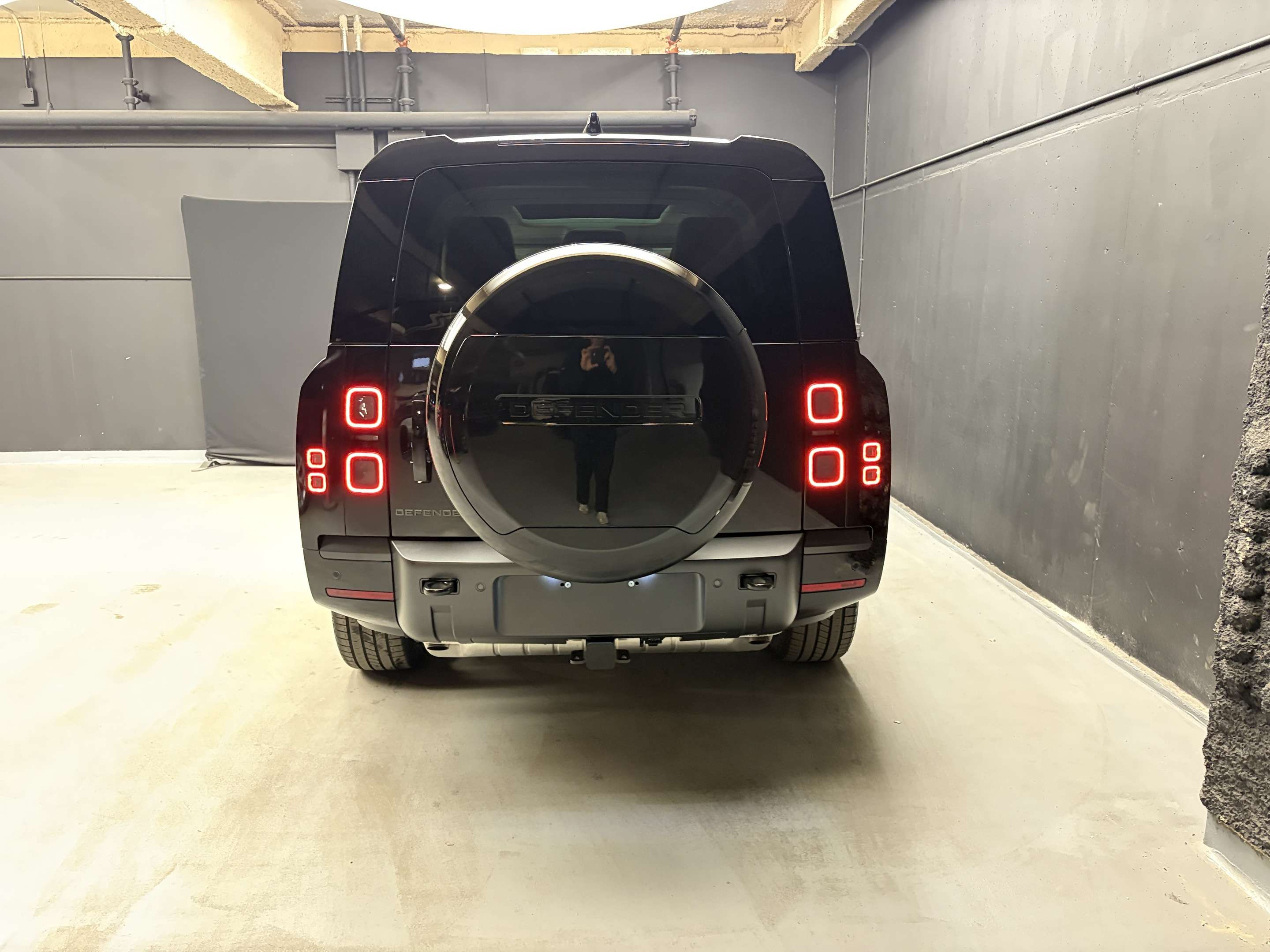 2026 Land Rover Defender X-Dynamic SE thumb 6
