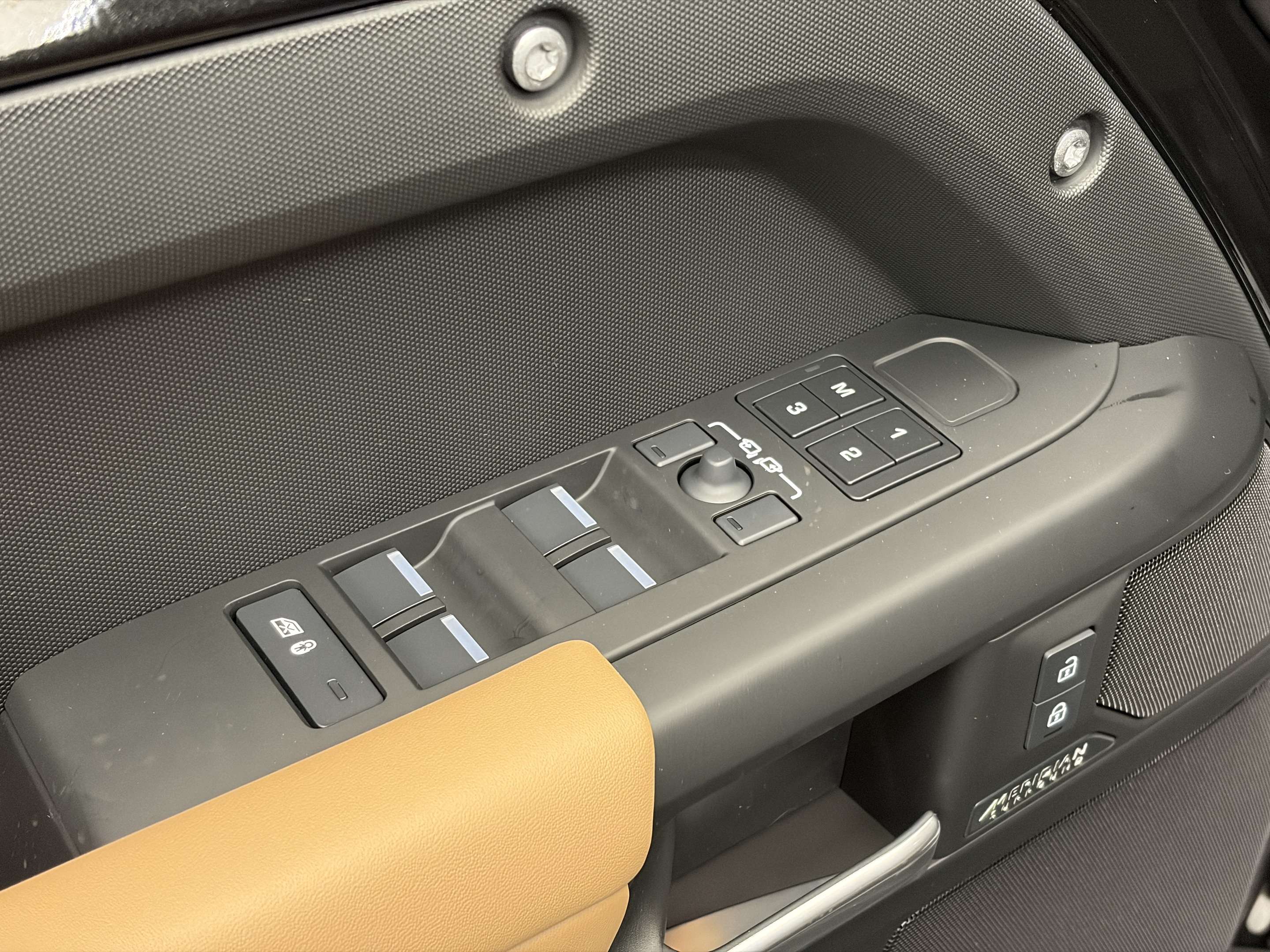 2026 Land Rover Defender X-Dynamic SE thumb 11