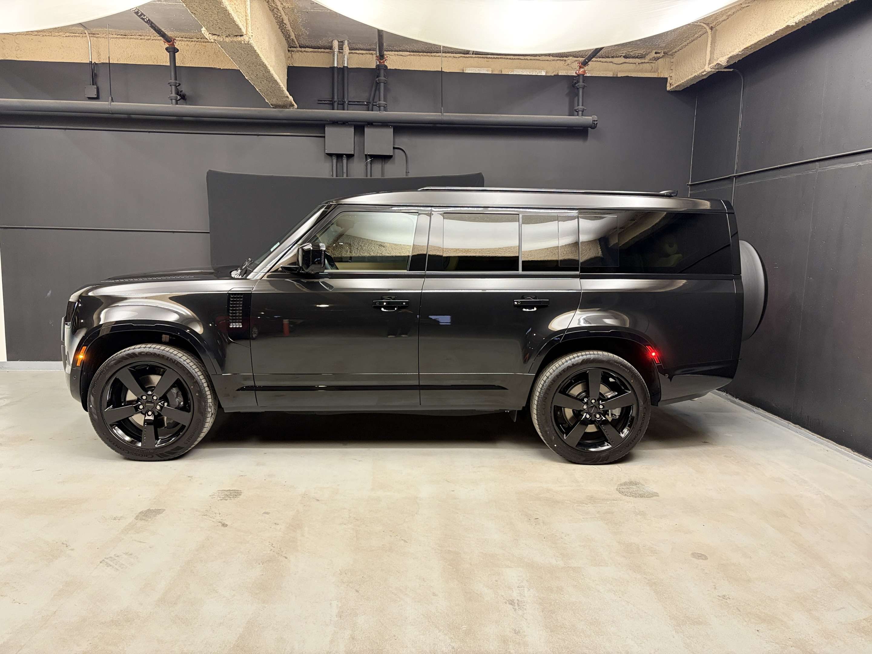 2026 Land Rover Defender X-Dynamic SE alt 3