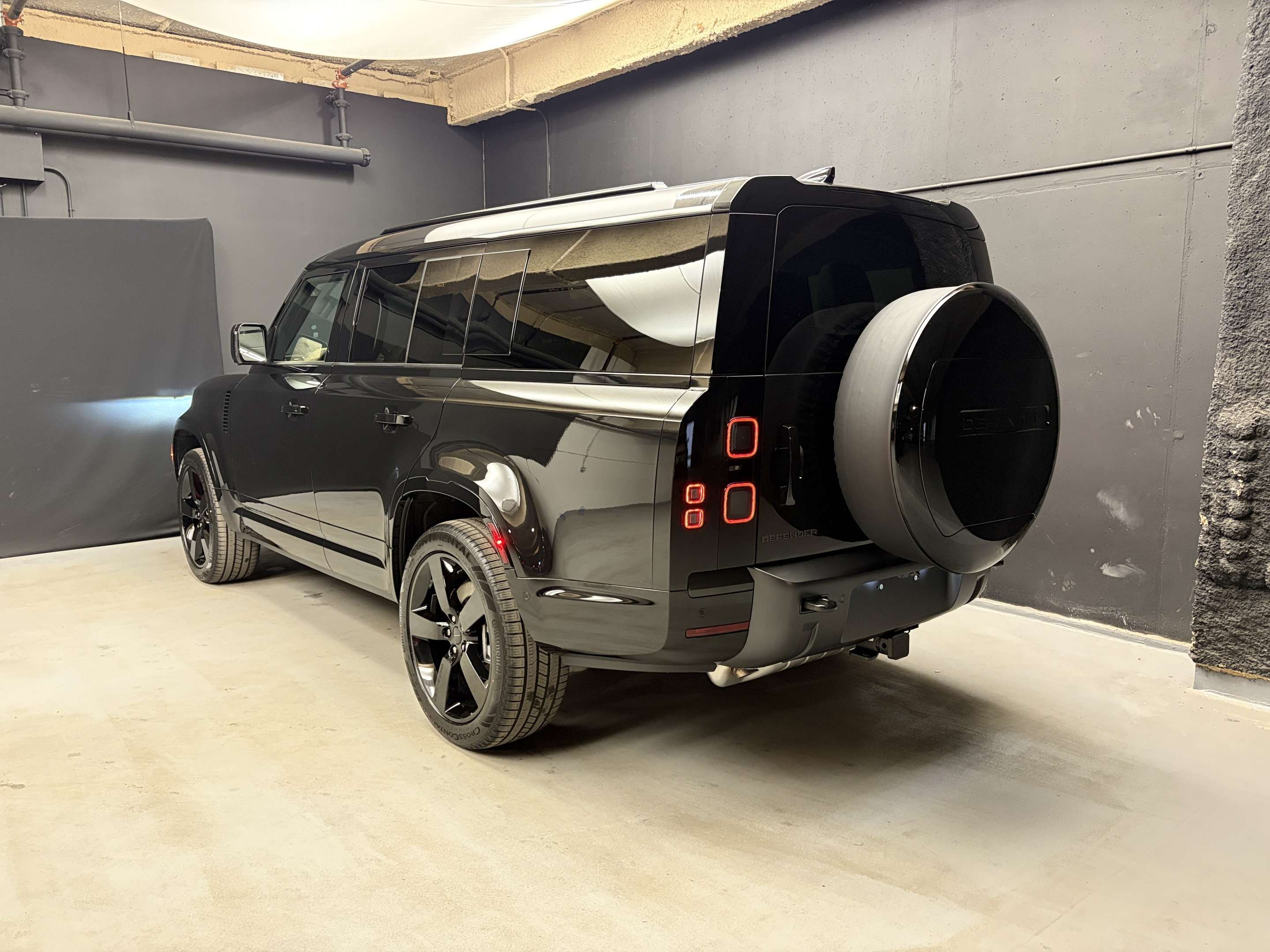2026 Land Rover Defender X-Dynamic SE alt 5