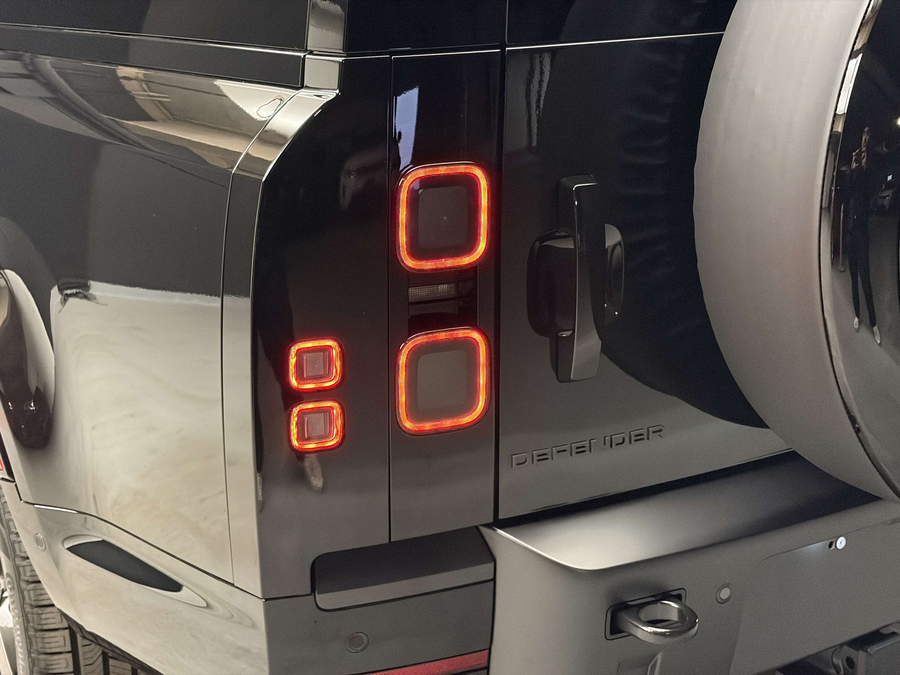 2026 Land Rover Defender X-Dynamic SE thumb 9