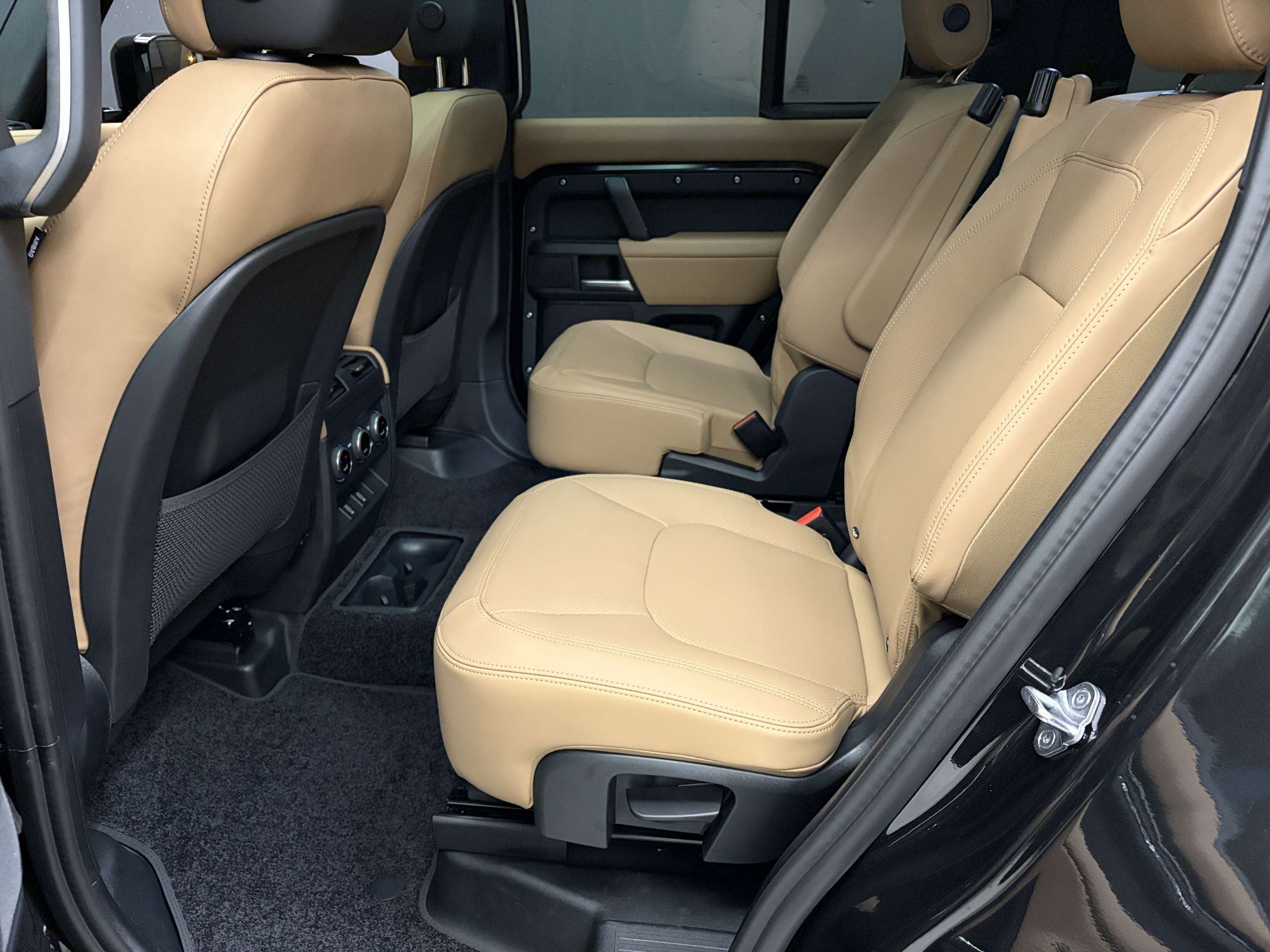 2026 Land Rover Defender X-Dynamic SE thumb 10