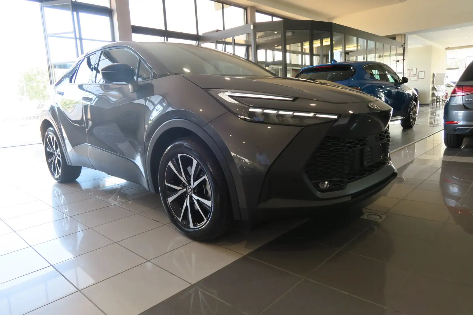 Toyota C-HR C-HR 2.0 phev Trend fwd e-cvt Grau - 1