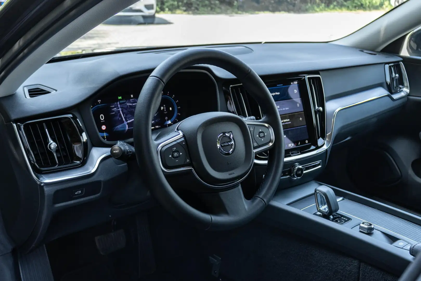 Volvo V60 B3 Mild Hybrid Essential Edition | Trekhaak semi e Schwarz - 2