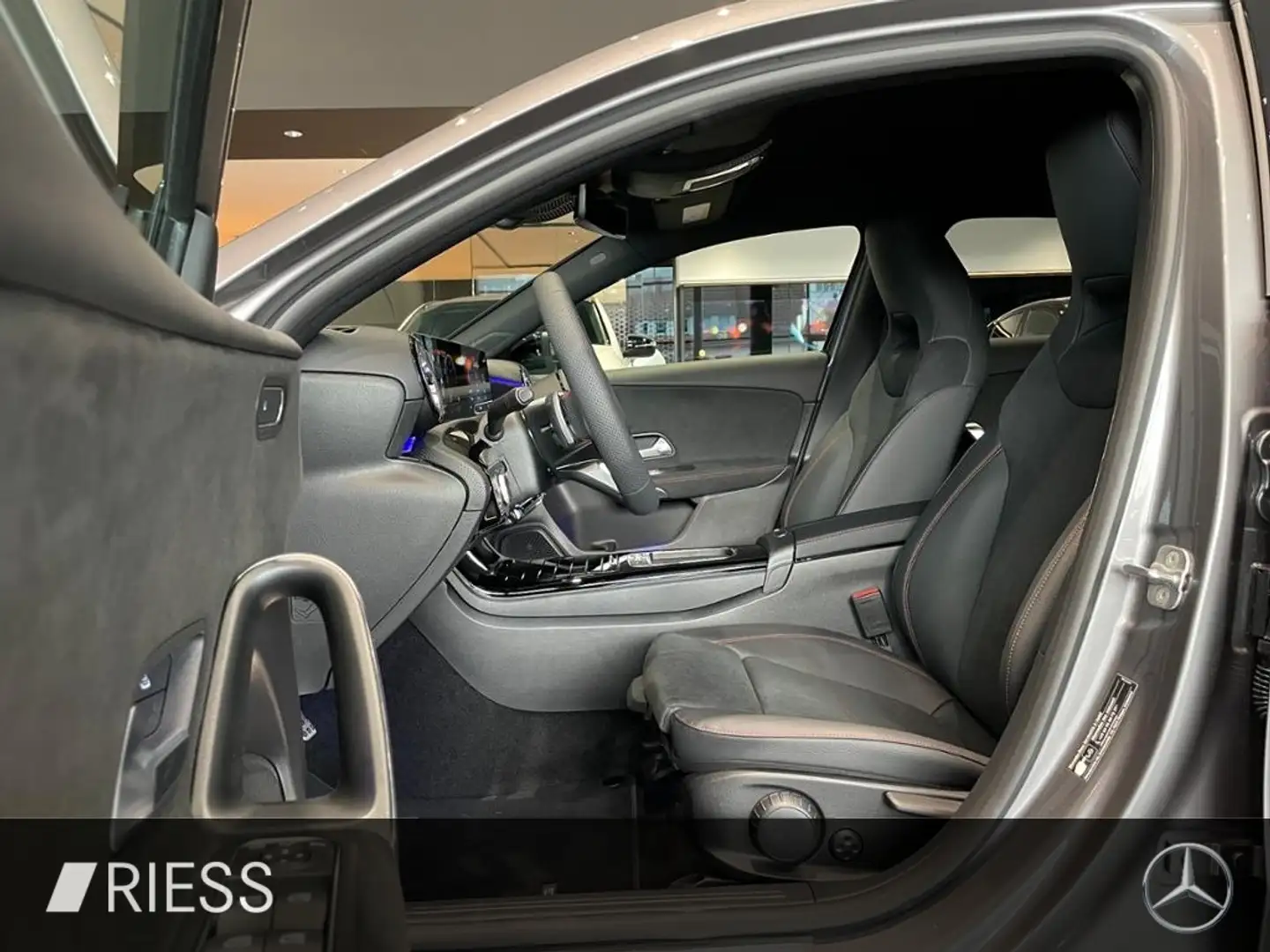 Mercedes-Benz A 200 d AMG+LED+TOTWKL+KEYLESS+NIGHT+360°+WINTER Grau - 2