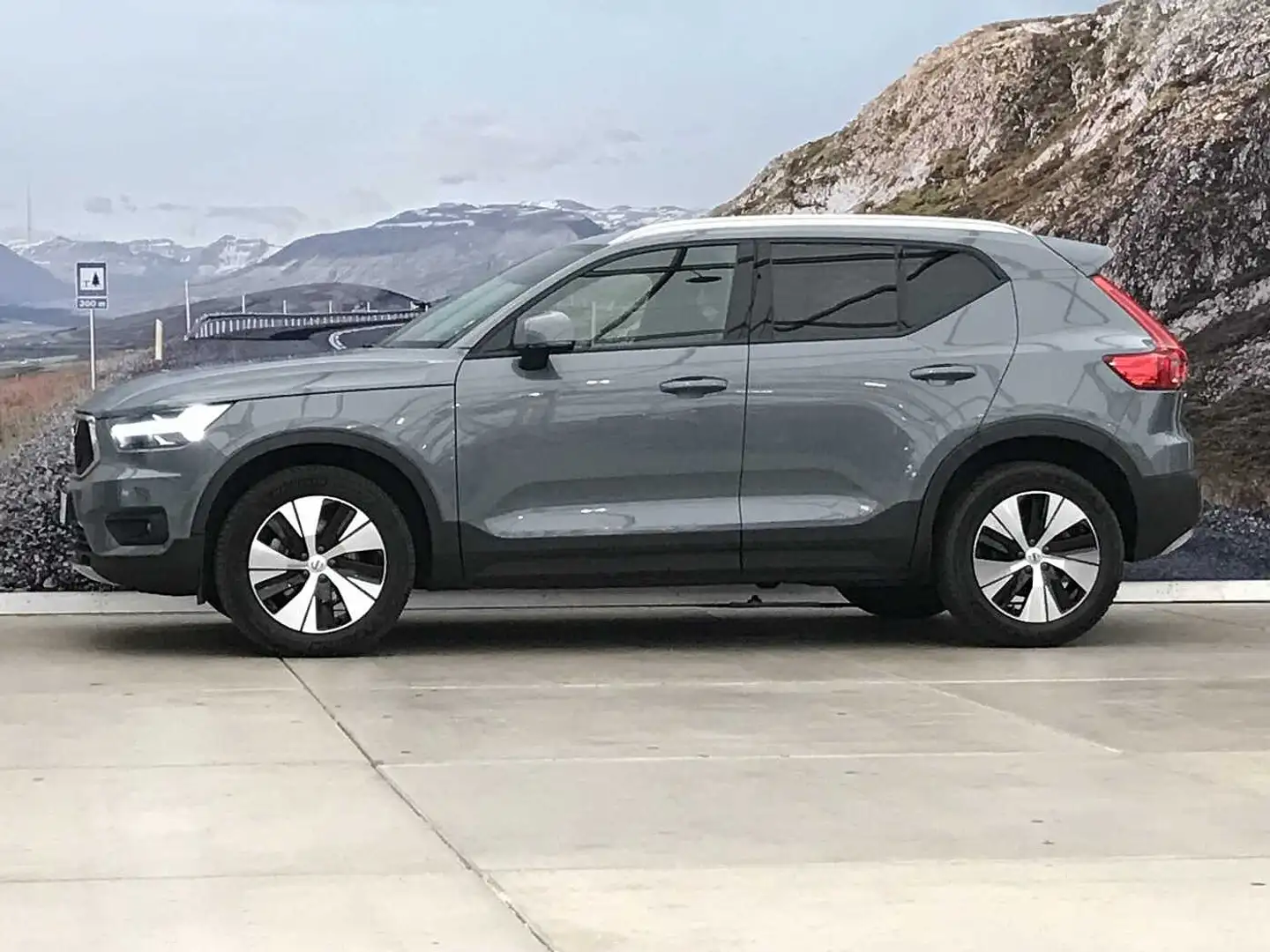 Volvo XC40 T2 MOMENTUM PRO + ACC + LIGHT + ... Gris - 2