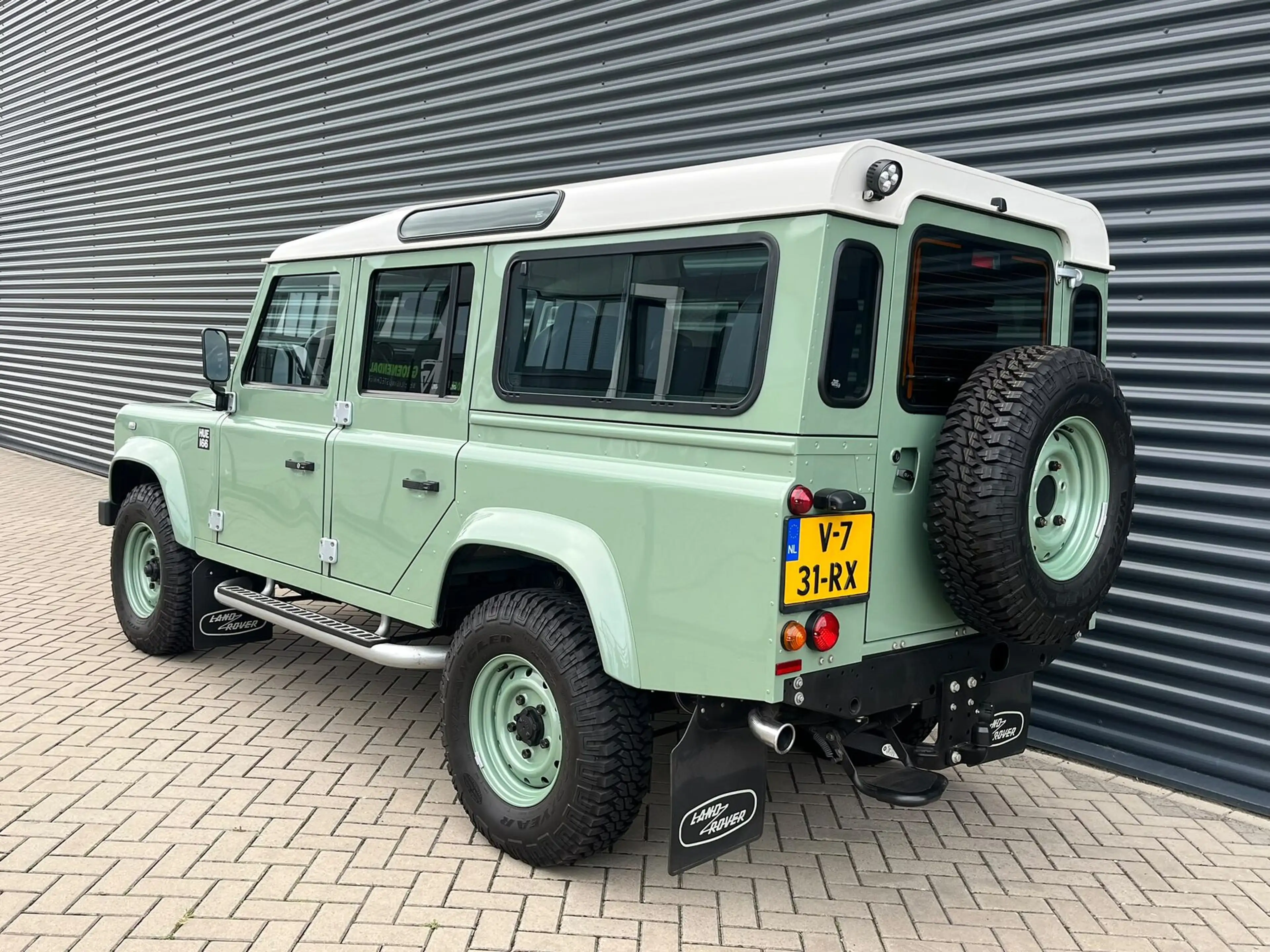 Land Rover Defender 110 TD4 Heritage Limited Edition 7-Persoons — photo 3