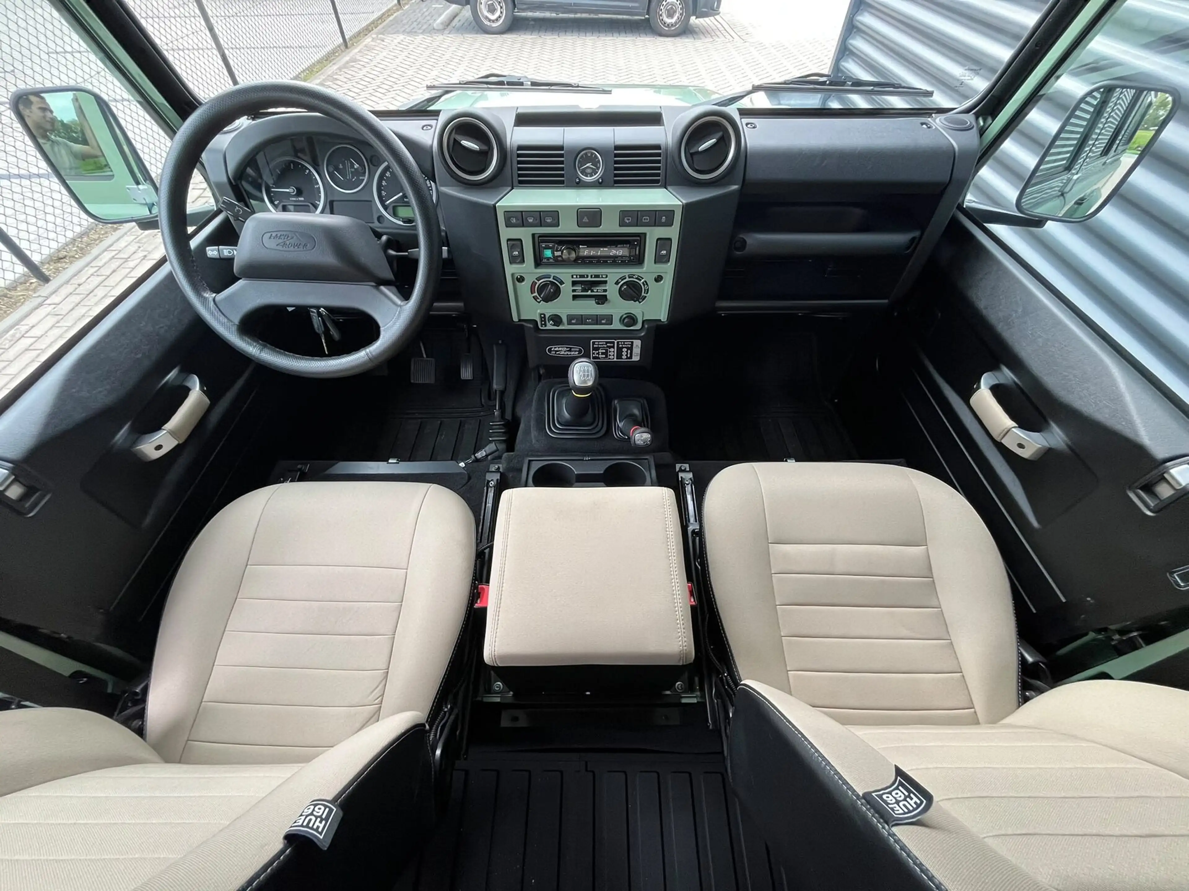 Land Rover Defender 110 TD4 Heritage Limited Edition 7-Persoons — photo 11