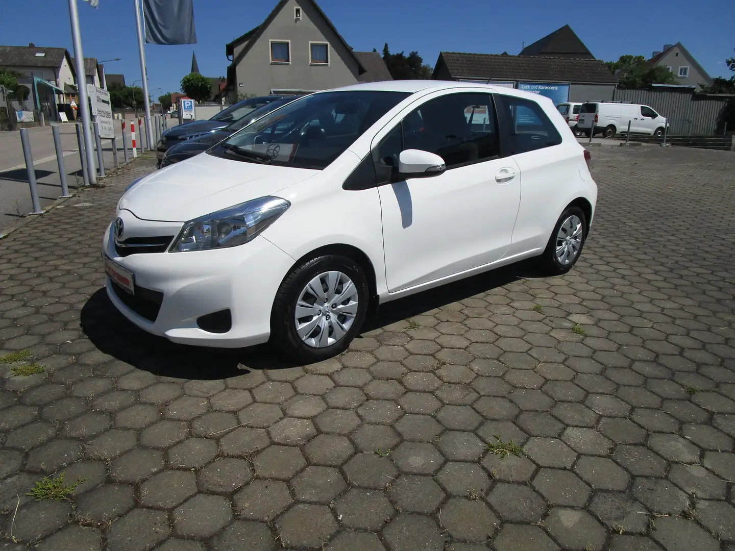 Toyota Yaris 1.0 VVT-i Life Blanc - 1