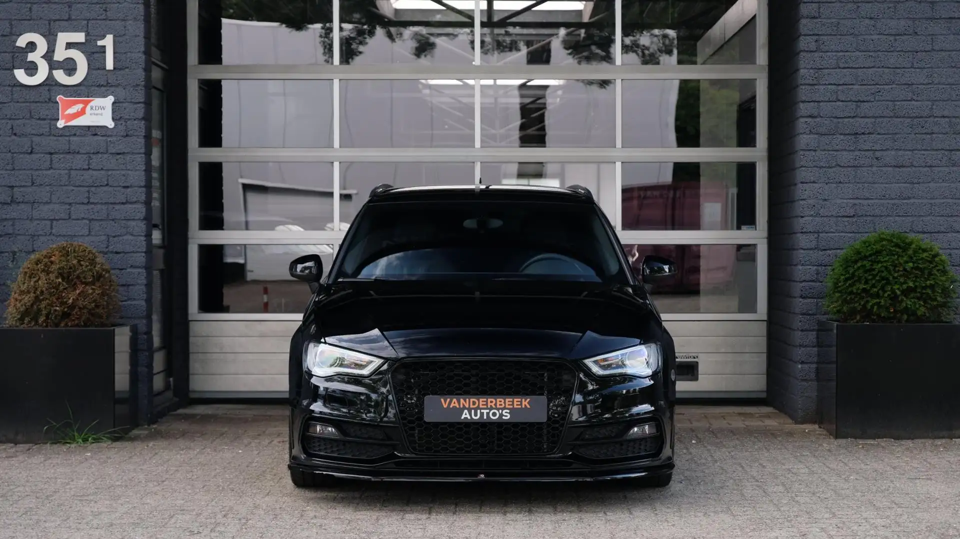Audi A3 Sportback 1.8 TFSI Pro Line S S-Line | Airride Zwart - 2