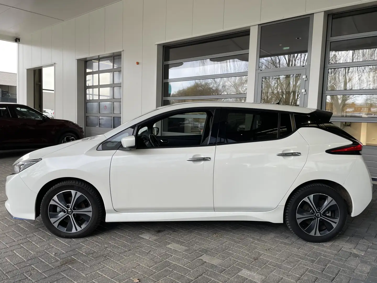 Nissan Leaf 62 kWh e+ Tekna Automaat / Navigatie / Cruise / Cl White - 2