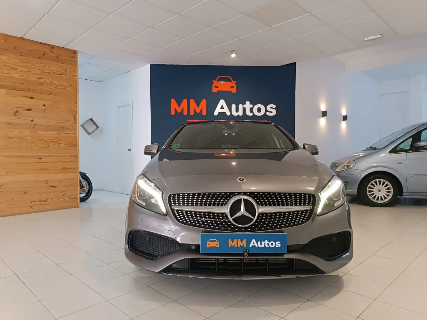 Mercedes-Benz A 200 7G-DCT Gris - 2