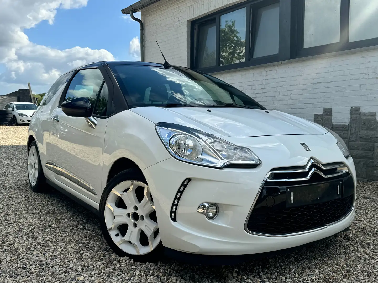 Citroen DS3 DS3 Cabrio 1.6 e-HDi So Chic*AUTO*NAVI*CAPTEURS*BT Wit - 2