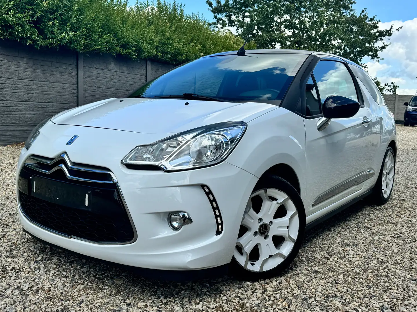 Citroen DS3 DS3 Cabrio 1.6 e-HDi So Chic*AUTO*NAVI*CAPTEURS*BT Wit - 1