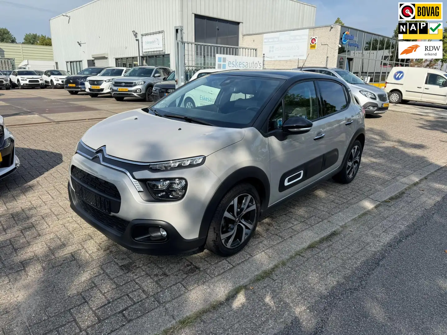 Citroen C3 1.2 PureTech Shine, Airco, Navi, 12 mnd Garantie Beige - 1