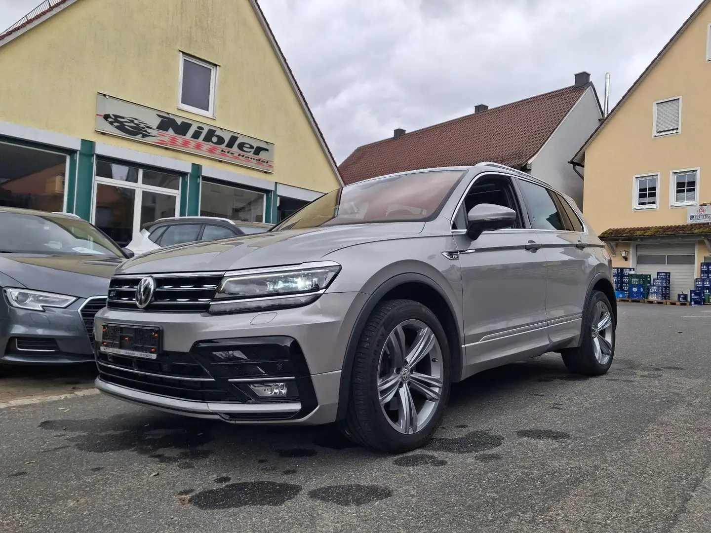 Volkswagen Tiguan 2,0 TDI R-Line 4M. LED+AHK+VIRTUAL+1.HAND Silber - 1