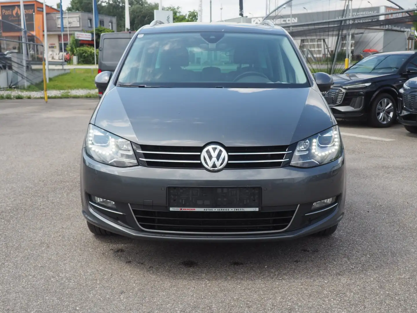 Volkswagen Sharan Business+ TDI SCR DSG 5-Sitzer Grau - 2