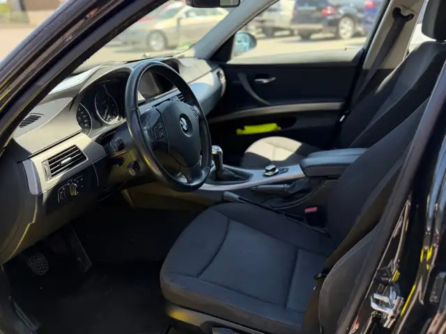 BMW 3 Series view 9