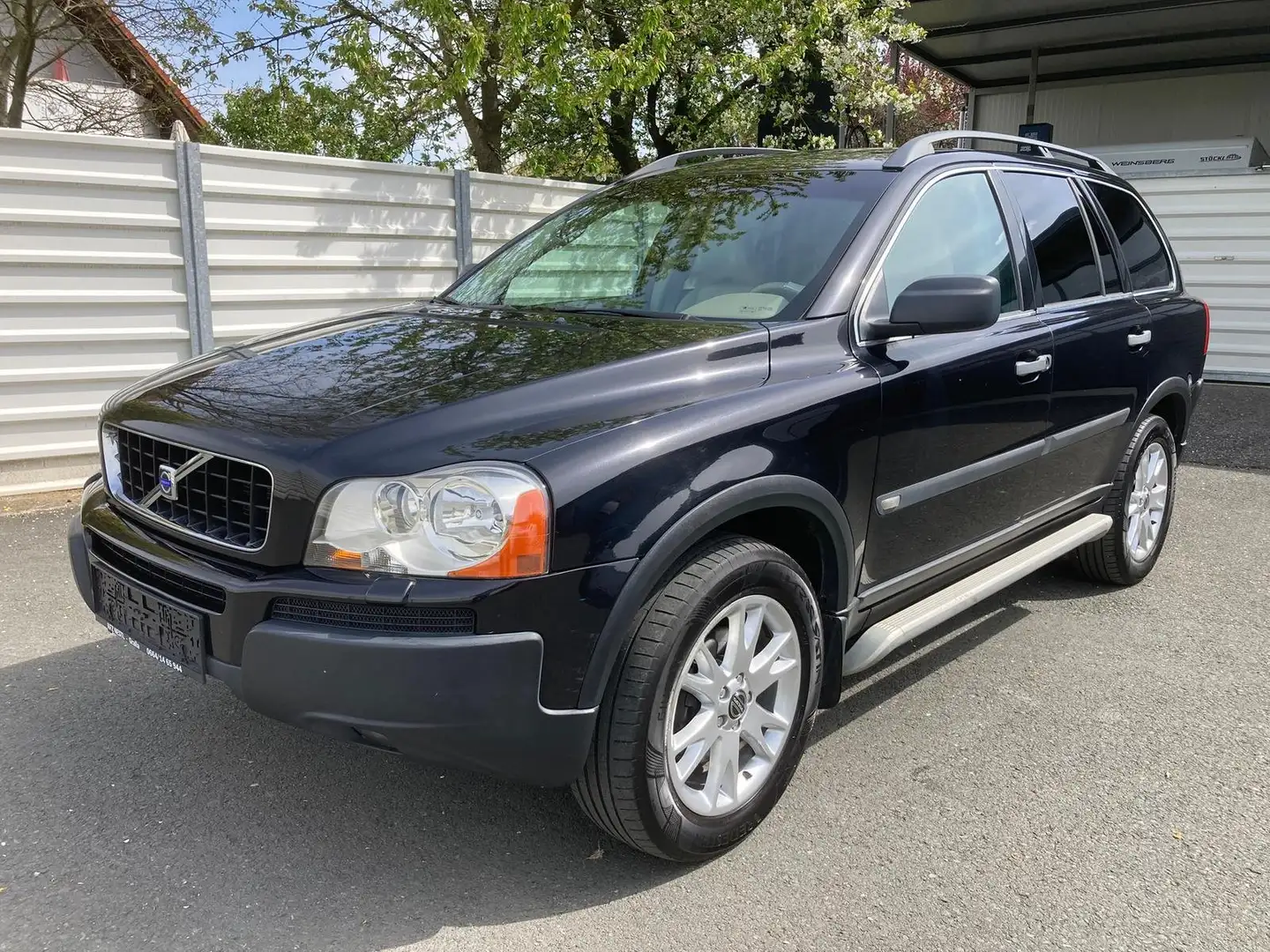 Volvo XC90 D5 Momentum AWD Schwarz - 1