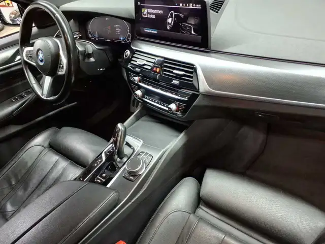 BMW 5 Series view 9