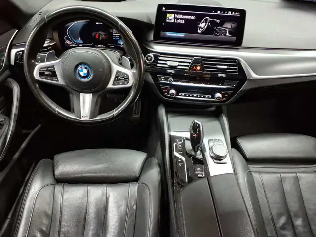 BMW 5 Series view 10