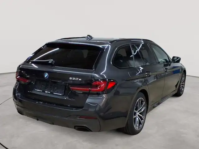 BMW 5 Series view 4