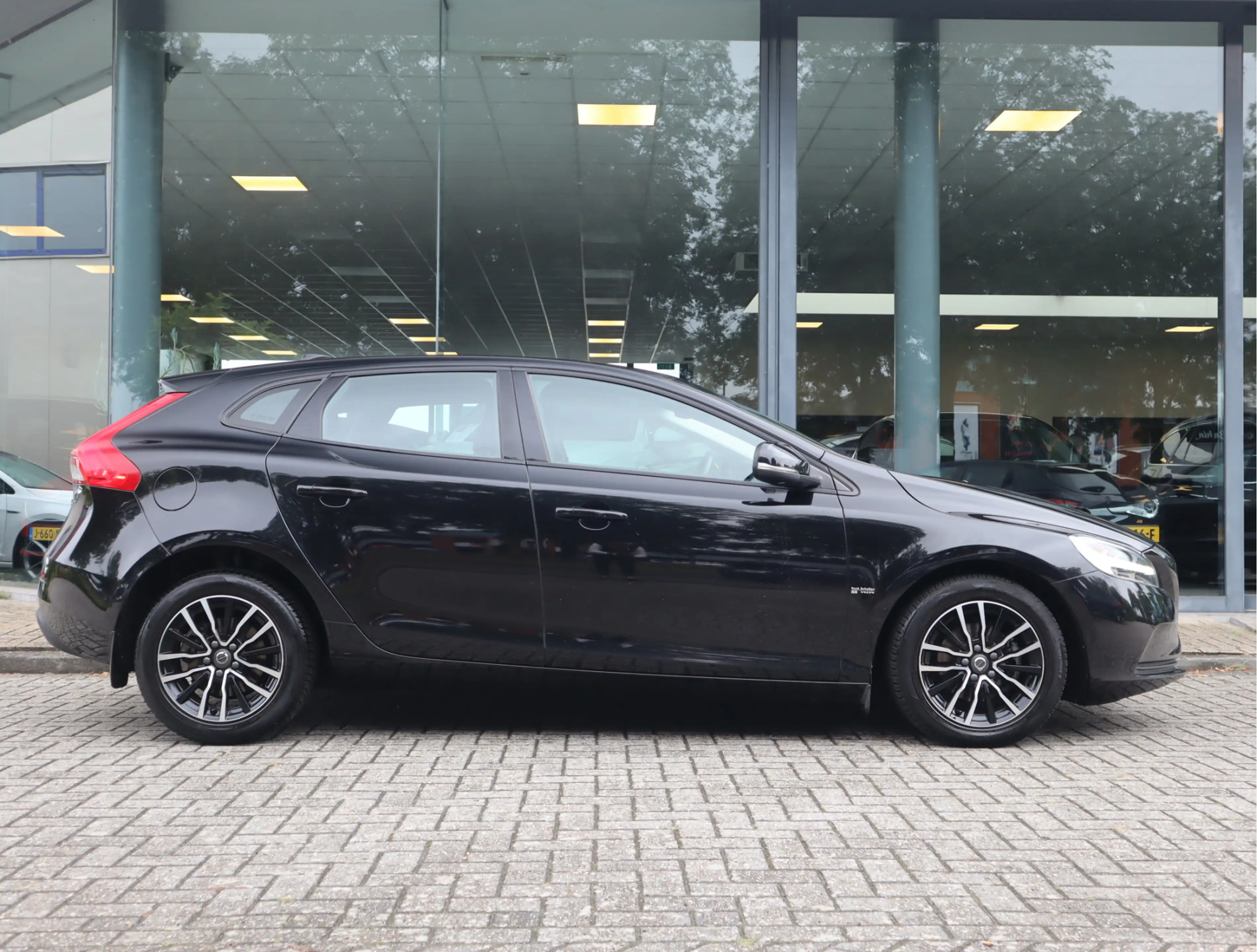 Volvo V40 2.0 D2 Nordic+ Navi / Elekramen / Cruise / Lm-velg — photo 3