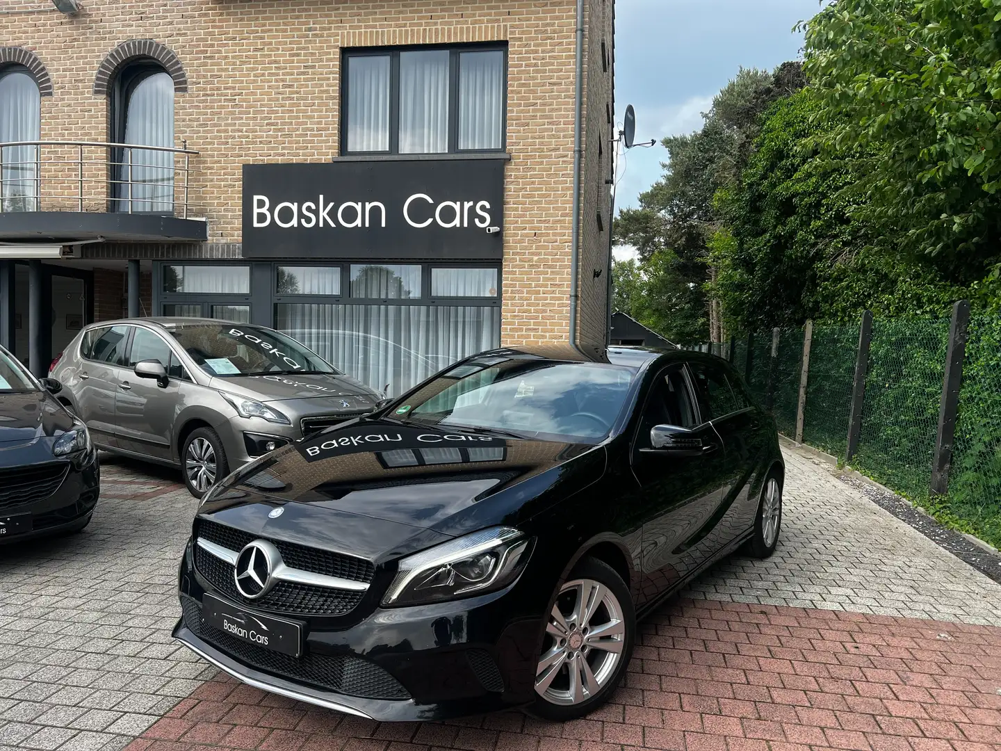 Mercedes-Benz A 180 /M2017/URBAN/GROOT SCHERM/START STOP/12M GARANTIE Schwarz - 1