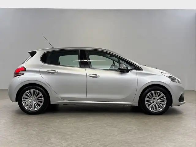Peugeot 208 view 10