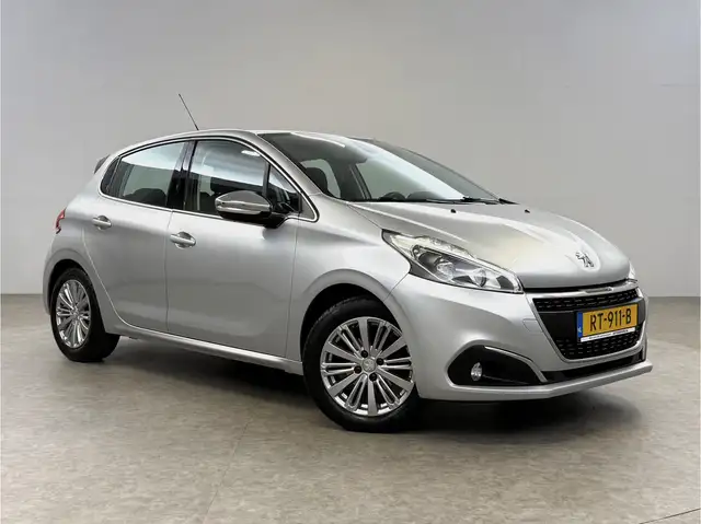 Peugeot 208 view 6