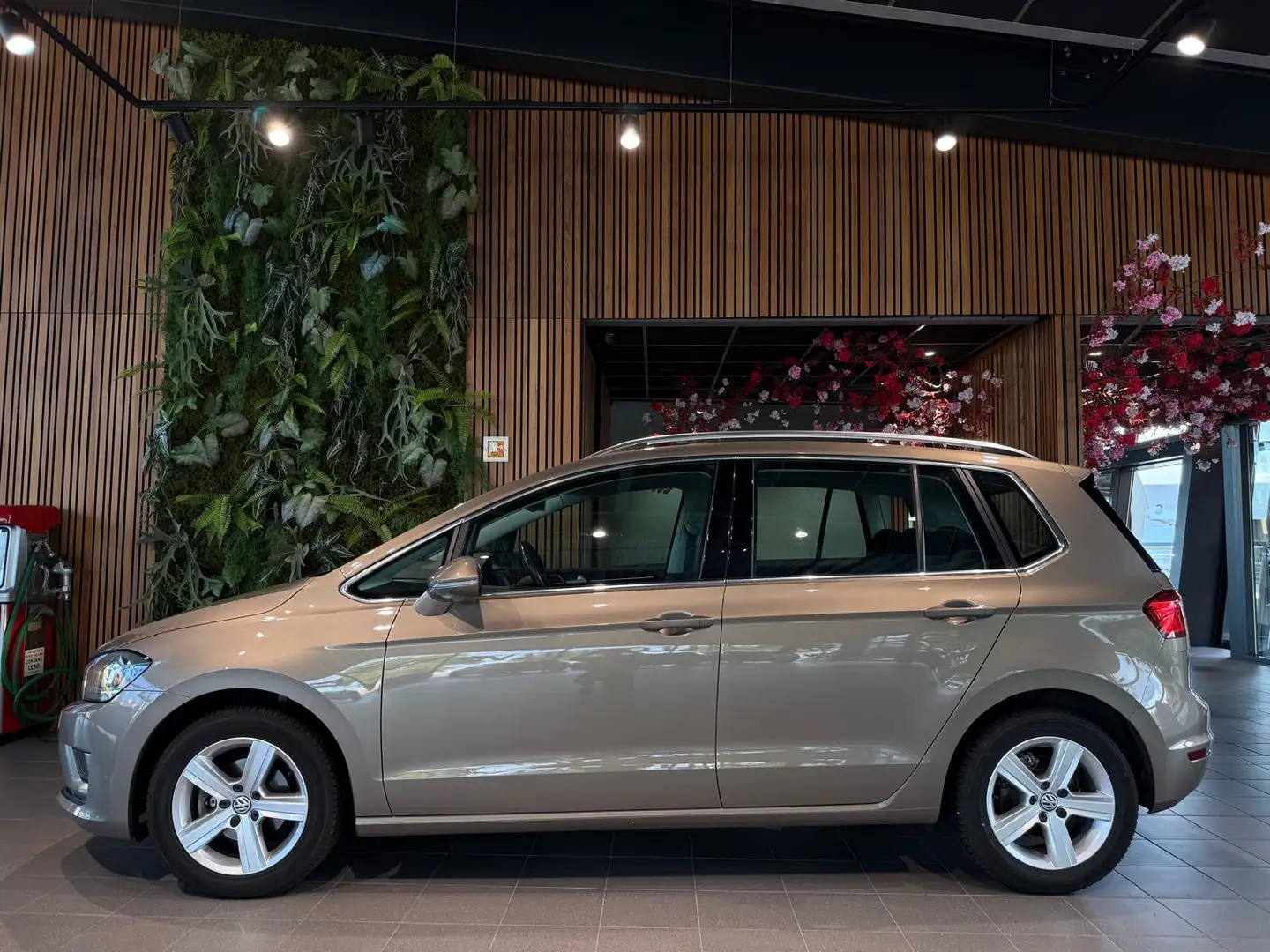 Volkswagen Golf Sportsvan 1.2 TSI Highline Uitklapbare trekhaak Beige - 2