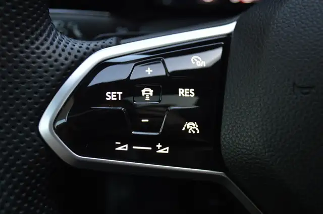 Volkswagen Golf view 18