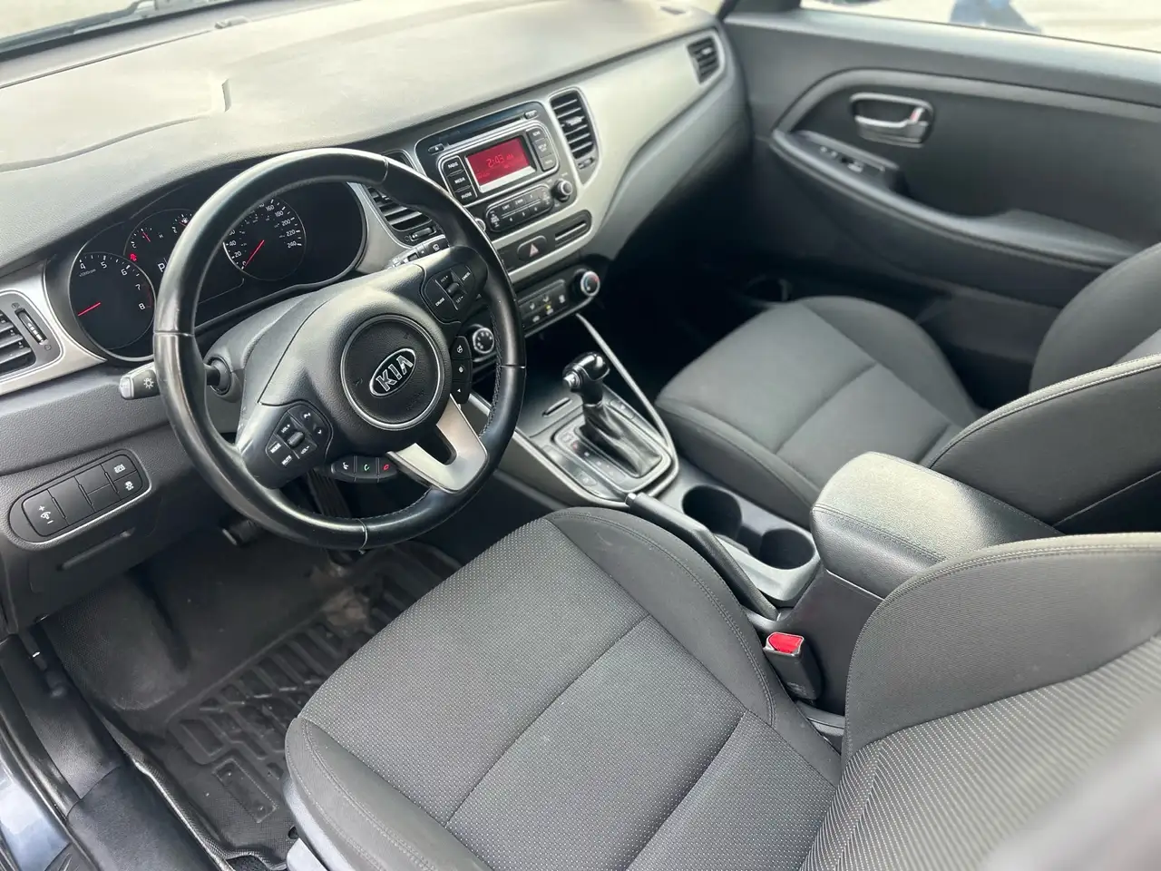 Kia Rondo снимка Kia Rondo