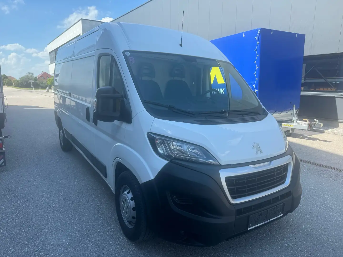 Peugeot Boxer Bus 3300 L3H2 2,0 S&S BlueHDi Weiß - 2
