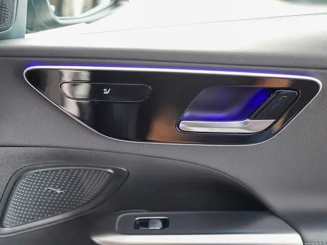 Mercedes-Benz C-Class view 12