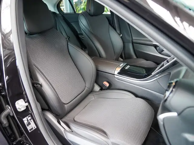 Mercedes-Benz C-Class view 8