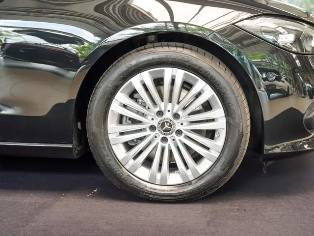 Mercedes-Benz C-Class view 2