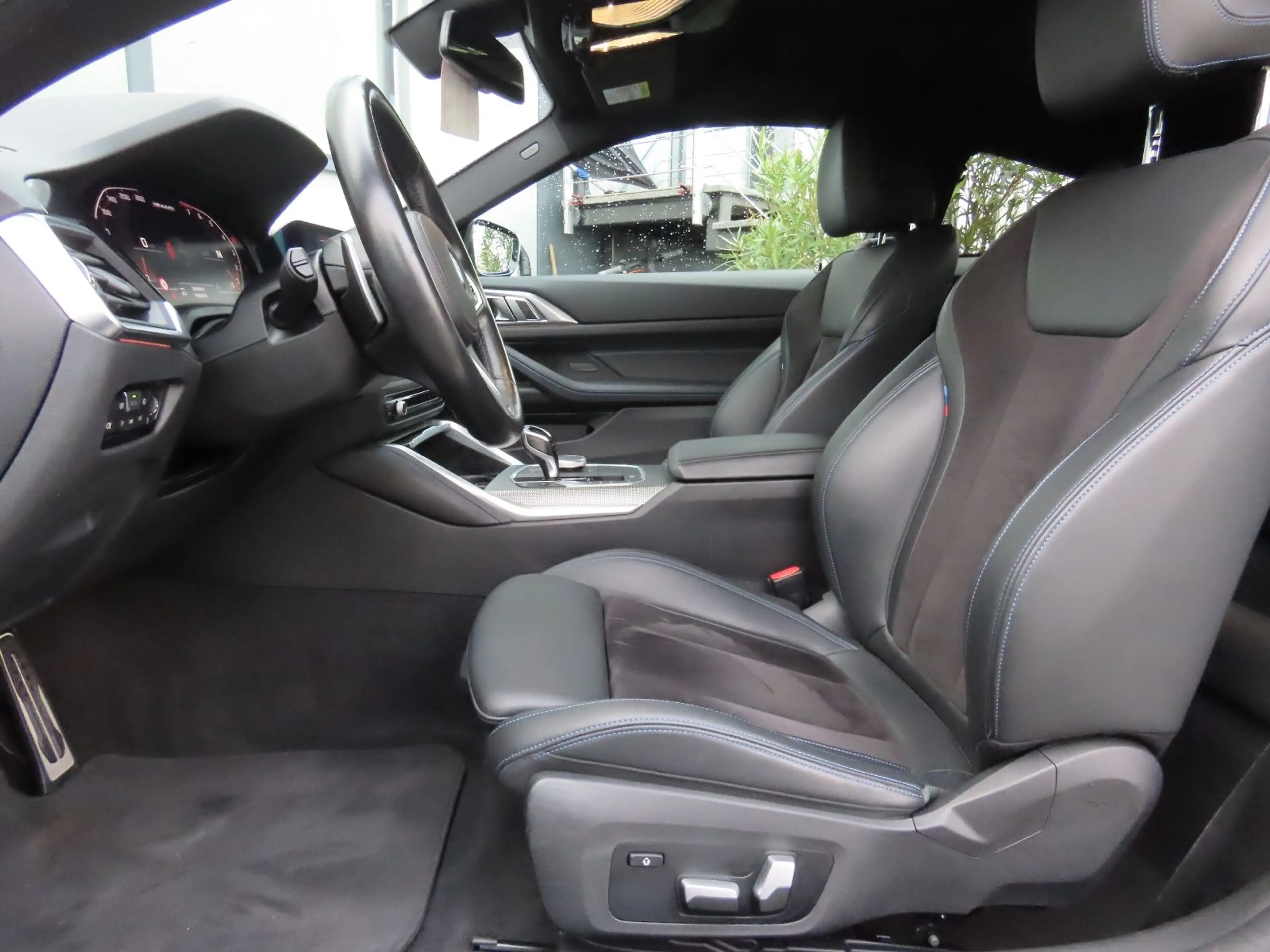 BMW M4 i xDrive Coupé Shadow-Line — photo 14