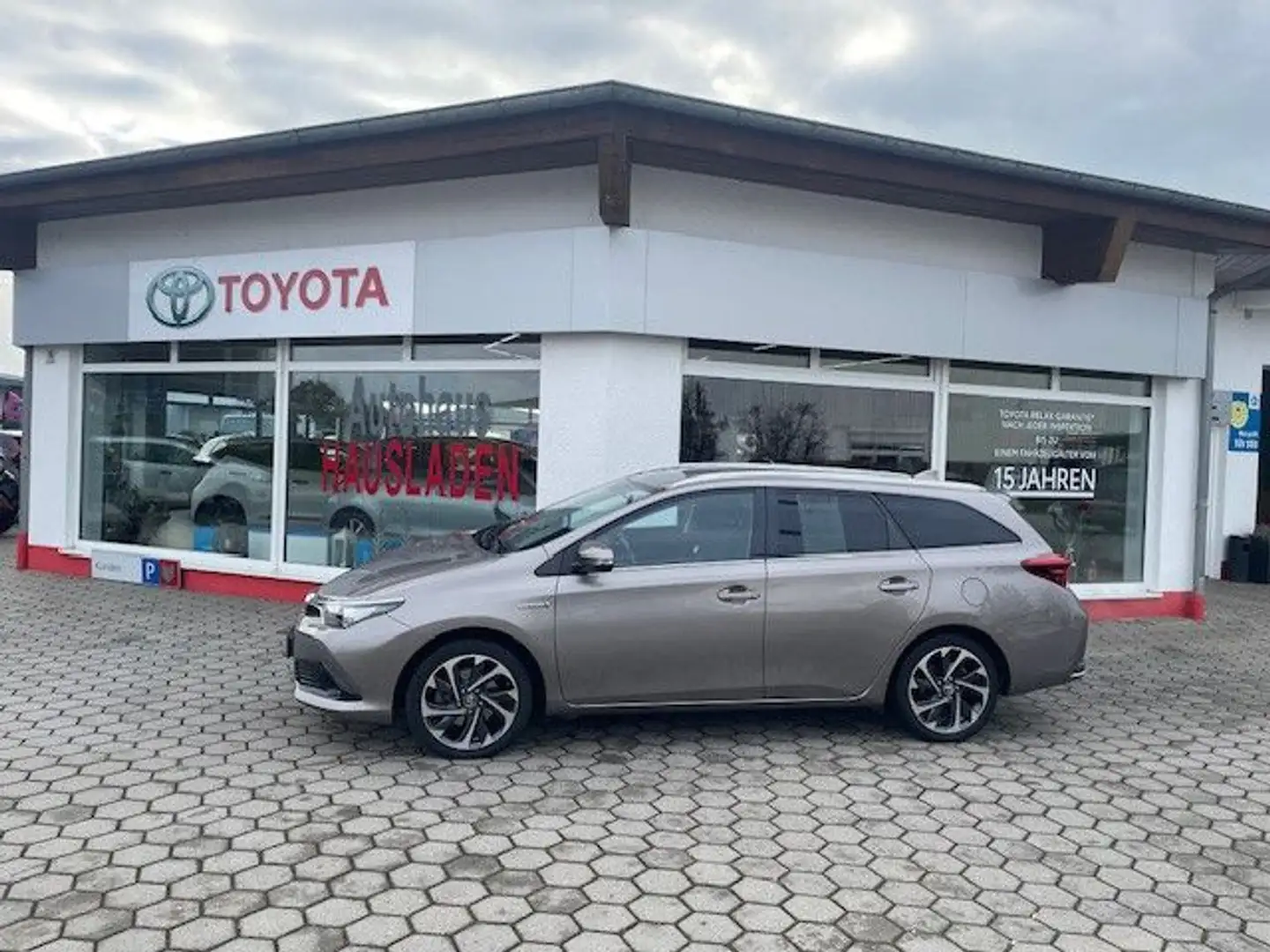 Toyota Auris Touring Sports Hybrid Design Edition Grau - 1