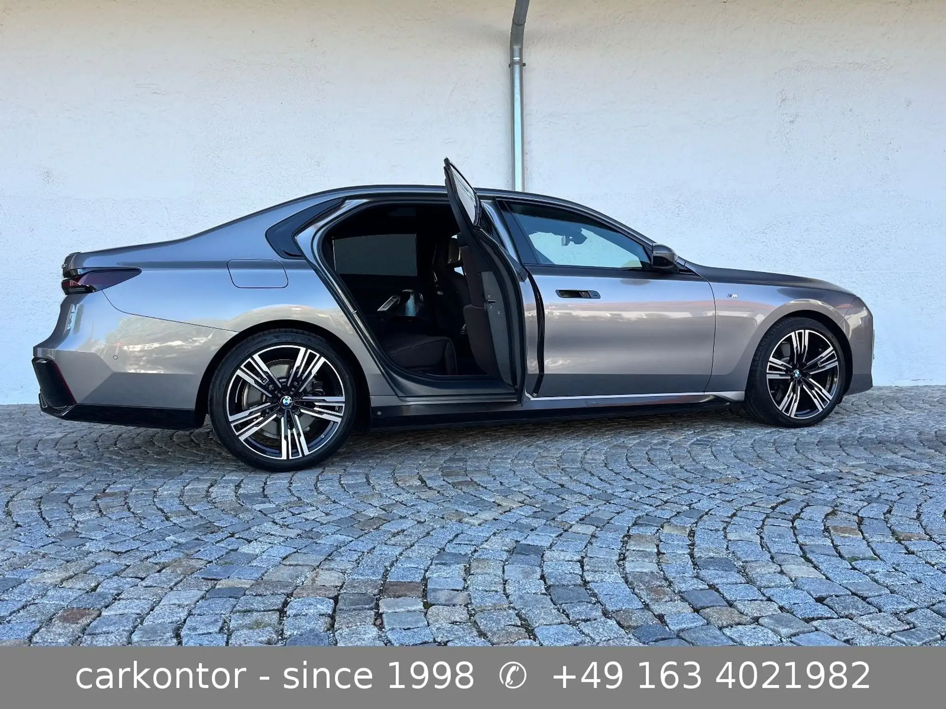 BMW 7 Series 750e 2025 회색 사진 4