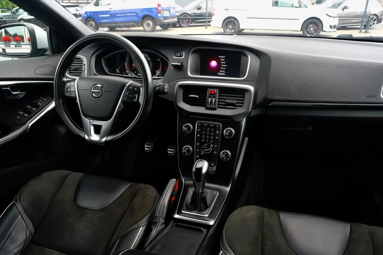 Volvo V40 2.0 D3 R-Design Чорний - 2