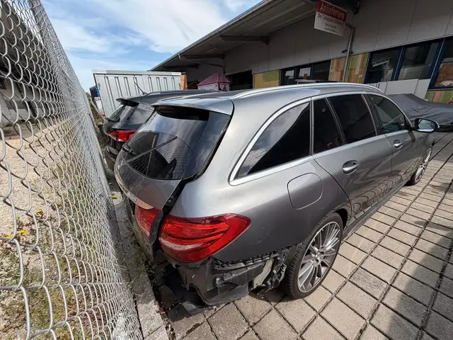 Mercedes-Benz C-Class view 3