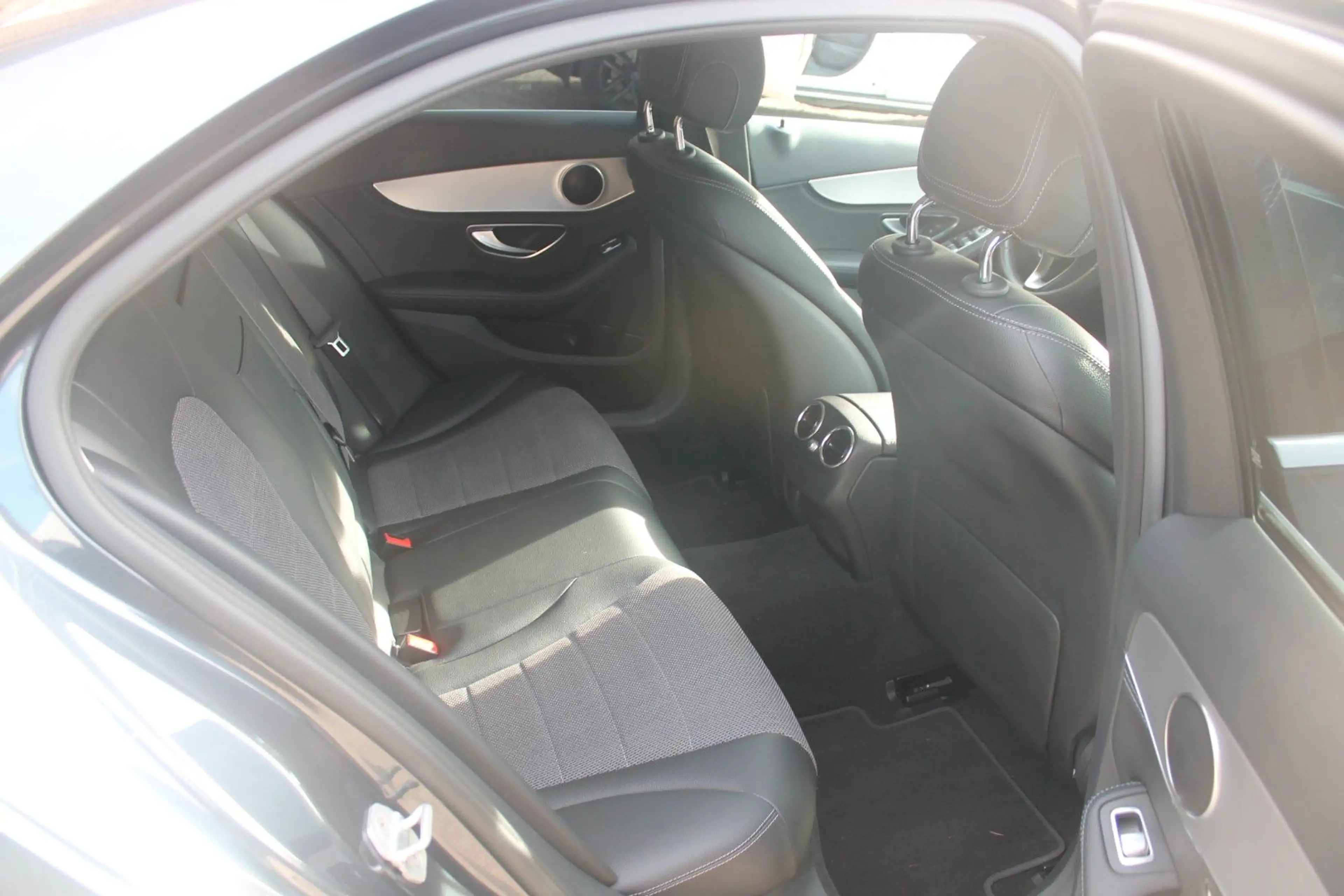 Mercedes-Benz C 180 Avantgarde*LED*20"+tiefer*Comand*Carplay — photo 14