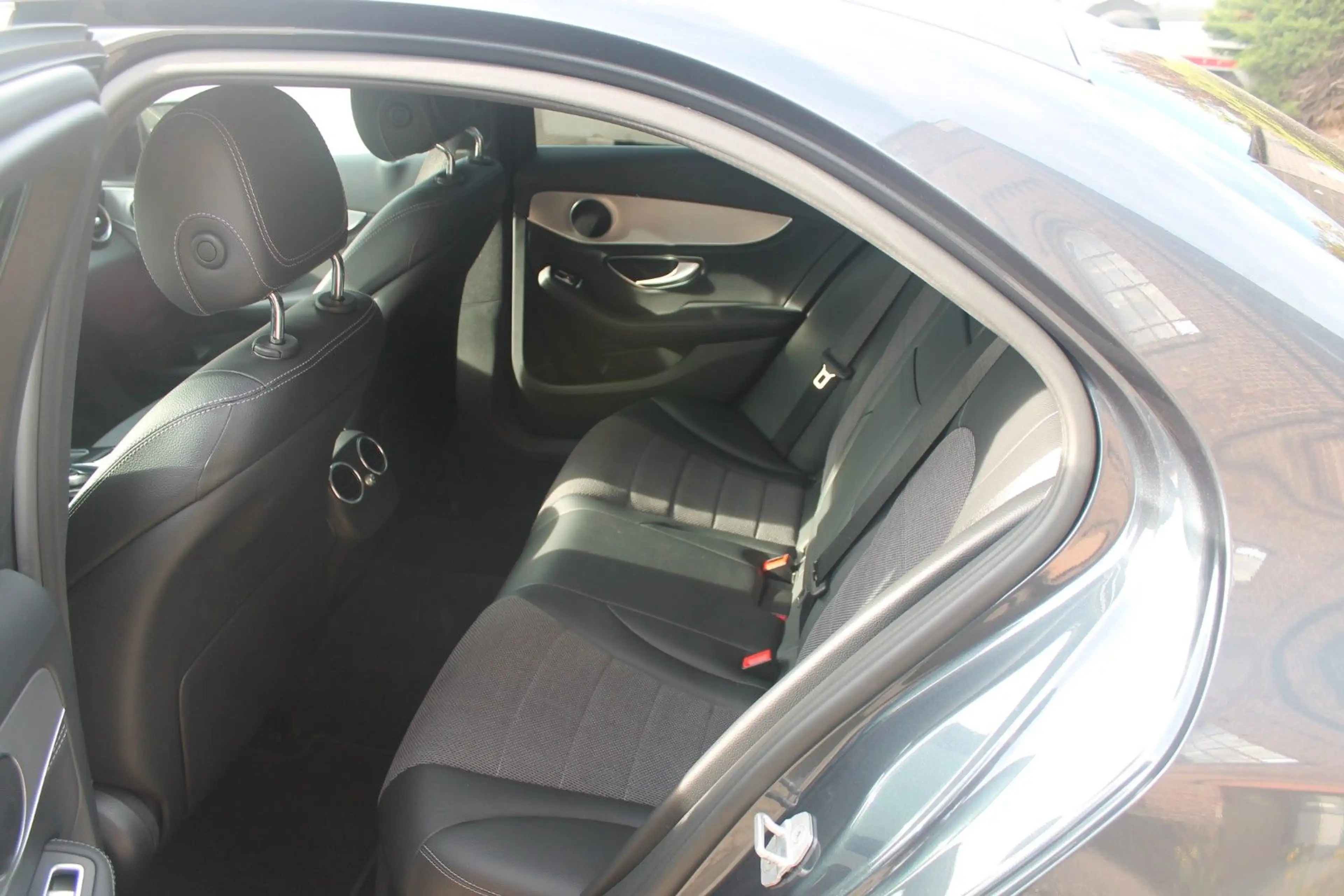 Mercedes-Benz C 180 Avantgarde*LED*20"+tiefer*Comand*Carplay — photo 10